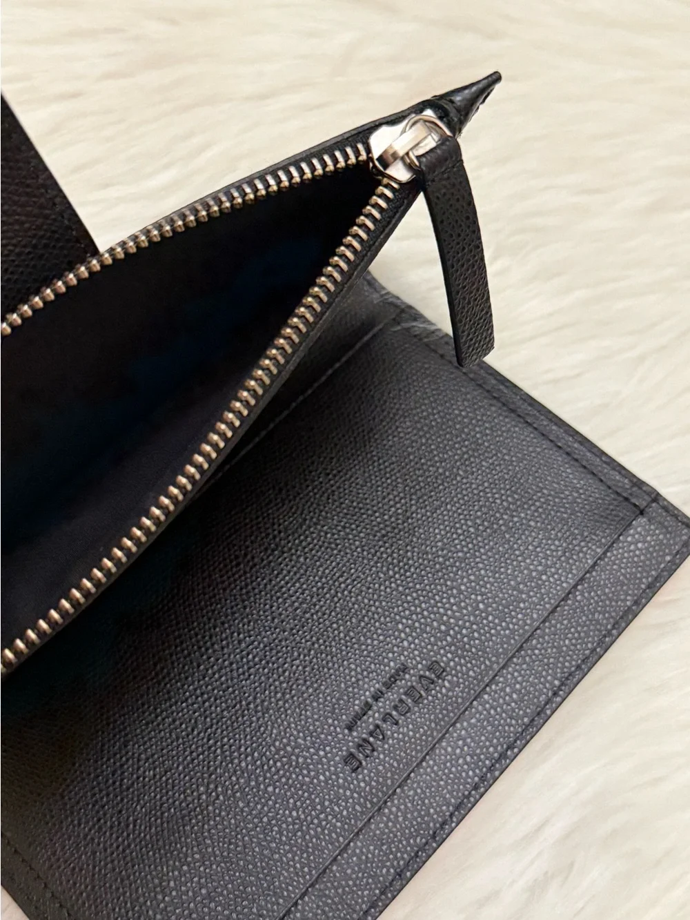 EVERLANE - BLACK TEXTURED PEBBLED LEATHER TRAVELER BIFOLD WALLET